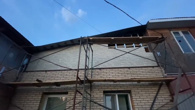 Заканчиваю работу с облицовкой дома со стороны улицы. смотреть онлайн