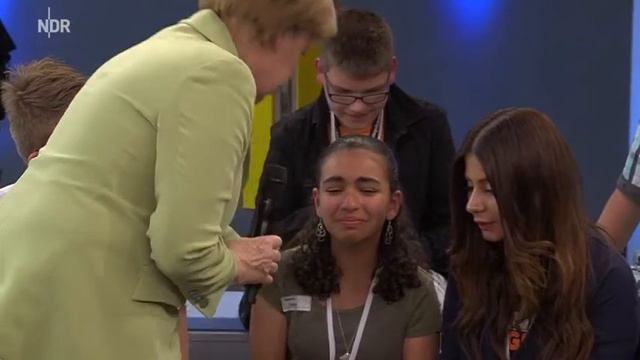 Häme für Merkels Umgang mit Flüchtlingskind - Paul-Friedrich-Scheel-Schule in Rostock - NDR смотреть онлайн