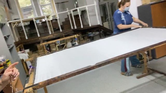 Накалываем шелк на раму