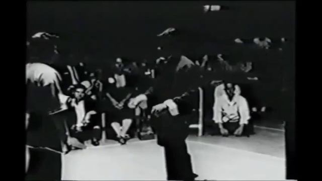 Брюс Ли - Демонстрация техники "ДКД" перед началом турнира на Лонг Бич "1964.08" смотреть онлайн