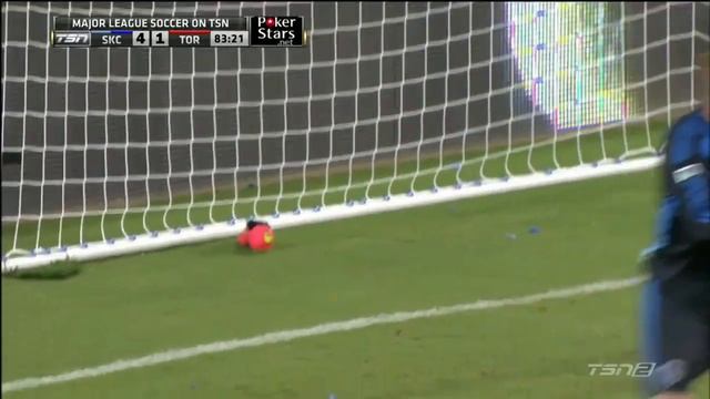 Прикол на футболе - забил гол бутсой! смотреть онлайн