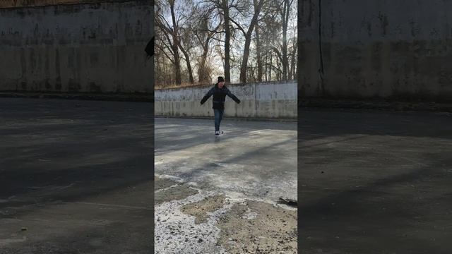 Бусичка идёт с коляской покормить белочек. Папа катает дочу по льду. смотреть онлайн