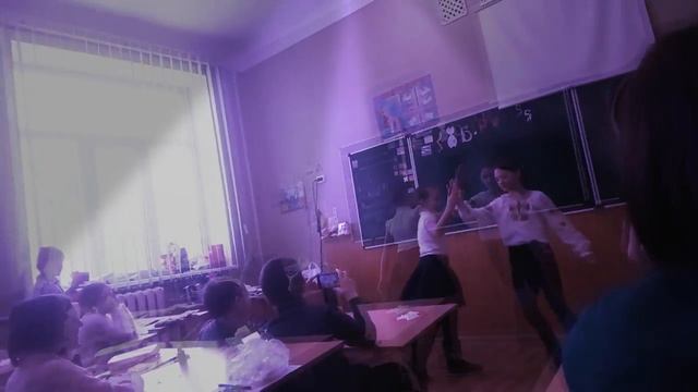 “ТАНЦИ В МОЕЙ КРОВАТИ” ИЛИ ОДНОКЛАСНИЦИ ТАНЦУЮТ ТАНЕЦ НА 8 МАРТА, Black. смотреть онлайн