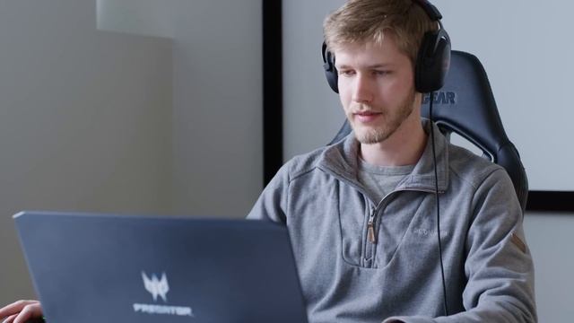 Bizarre Powerful Gaming Laptop - Acer Predator Triton 700 смотреть онлайн