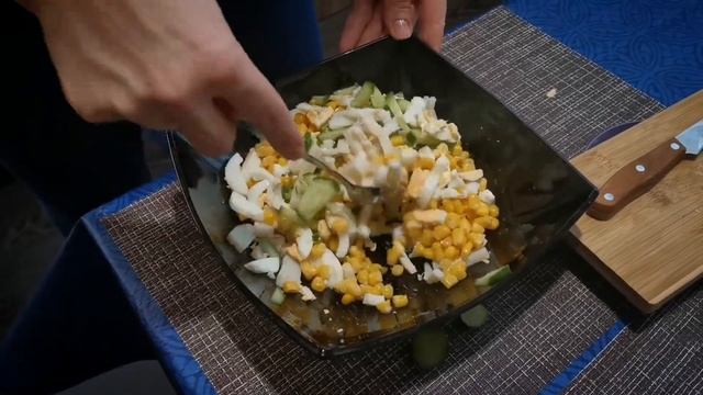 Салат из копчёного кальмара кальмаром с кукурузой и огурцом Готовим пока все дома смотреть онлайн