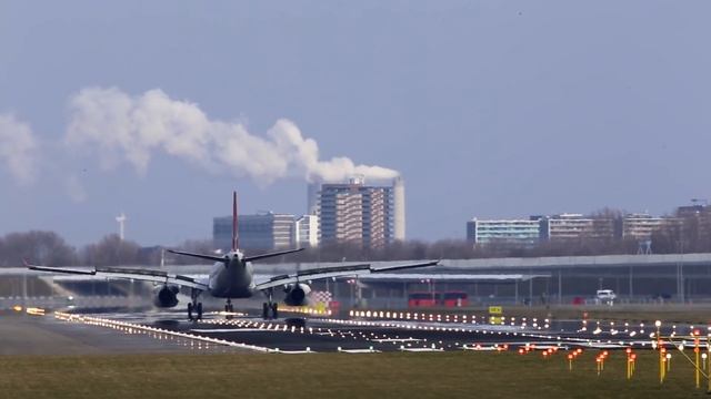 AMAZING, KALITTA B747 CRABBING CROSSWIND LANDING!! at SCHIPHOL. смотреть онлайн