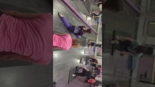 Стретчинг девочка села на шпагат и подложили кубик) смотреть онлайн