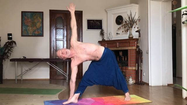 ТРИКОНАСАНА ПОЗА ТРЕУГОЛЬНИКА смотреть онлайн