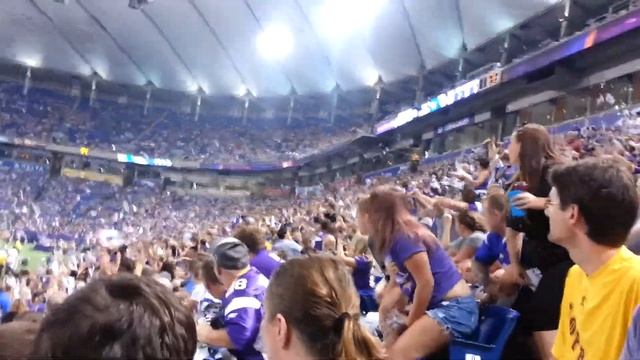 Amazing Metrodome Wave! At Vikings vs Titans смотреть онлайн