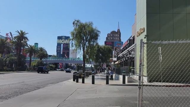 The Las Vegas Strip Walking Tour on 3/26/23 around 10am in 4k with nice weather and showgirls. смотреть онлайн