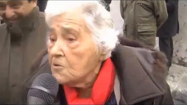 Annarella: prima devo sputà in faccia a Berlusconi e poi me moro... смотреть онлайн