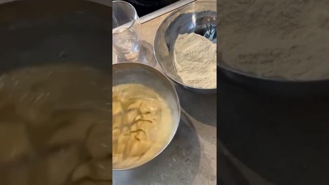 Грустно, но вкусно! Порадуйте себя таким пирогом со сливами под конец лета! смотреть онлайн