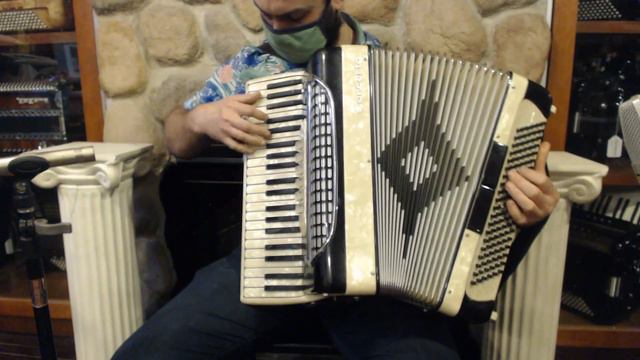 4639 - Black and White Concerto Piano Accordion LM 41 120 $799 смотреть онлайн