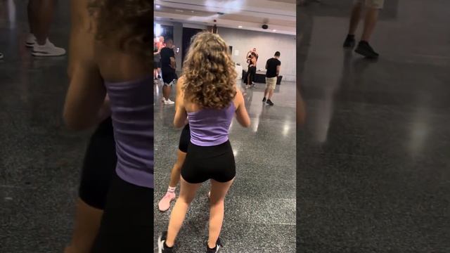 Bailando bachata // primeros pasos haciendo yo de leader o chico смотреть онлайн