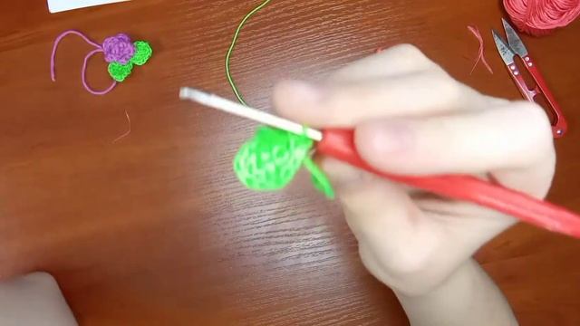 МК. мини роза с листочком крючком. смотреть онлайн