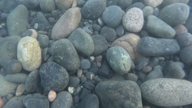 В море с головой на пляже в Абхазии смотреть онлайн