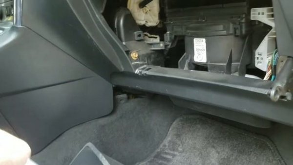 Replacing Toyota Matrix/Pontiac Vibe Cabin Air Filter