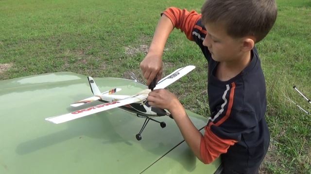 Не удачный запуск самолёта "Юниор"работающим на СО2. смотреть онлайн