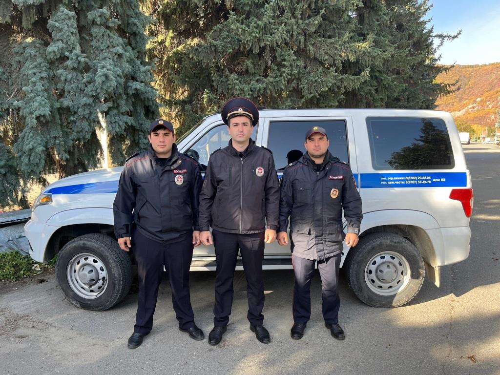 Полицейские Усть-Джегутинского района помогли спасти людей из загоревшегося многоквартирного дома смотреть онлайн