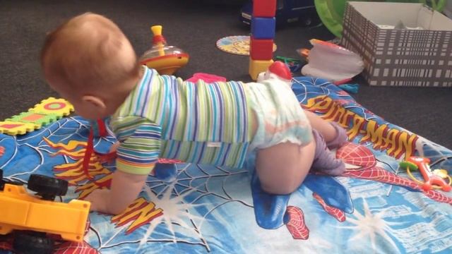 Как ребёнок начинает ползать Первая попытка встать смотреть онлайн