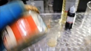 Растворитель золота из аптечки и бытовой химии.