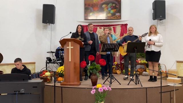 В городе тихая осень | Христианские песни смотреть онлайн