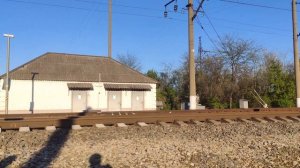 Железнодорожный переезд на котором есть шлагбаум и барьер. Железная дорога. Грузовой поезд. Дрезина