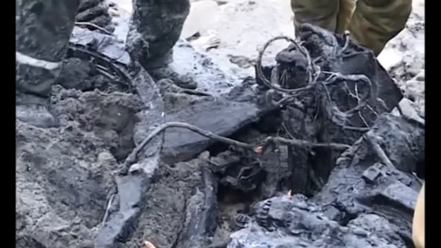 A T-34 TANK FROM THE SECOND WORLD WAR WITH THE DEAD CREW WAS TAKEN OUT OF THE RIVER смотреть онлайн