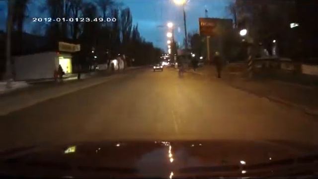 пешеход не спеша идёт на красный! смотреть онлайн
