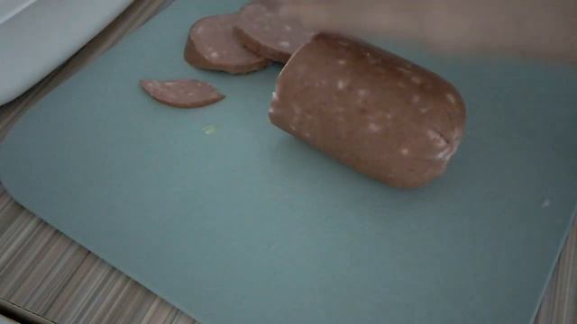 Лёгкий салатик с копчёной колбаской смотреть онлайн