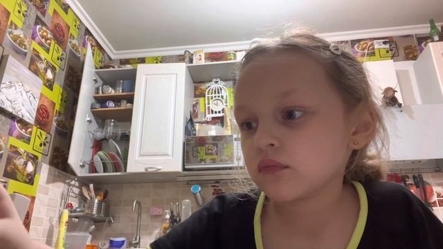 Доедаем очень вкусный суп.Без курицы не обойтись.