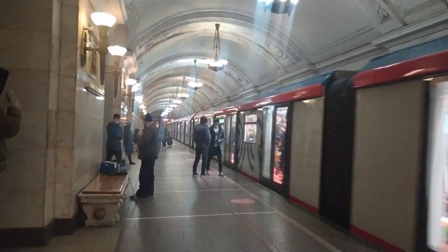 Moscow metro/ Метропоезд МОСКВА 2020 на станции "Октябрьская". КОЛЬЦЕВАЯ ЛИНИЯ (5). смотреть онлайн