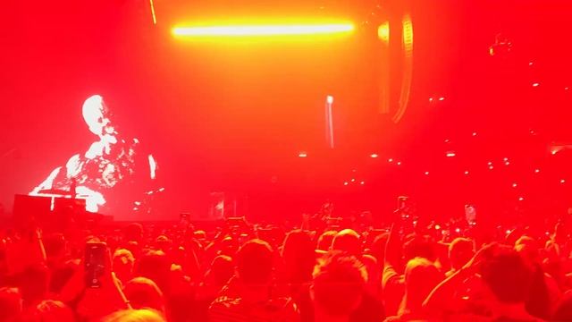 Billie Eilish live in Mercedes Benz Arena - Berlin 2022 - Intro & Bury a Friend смотреть онлайн