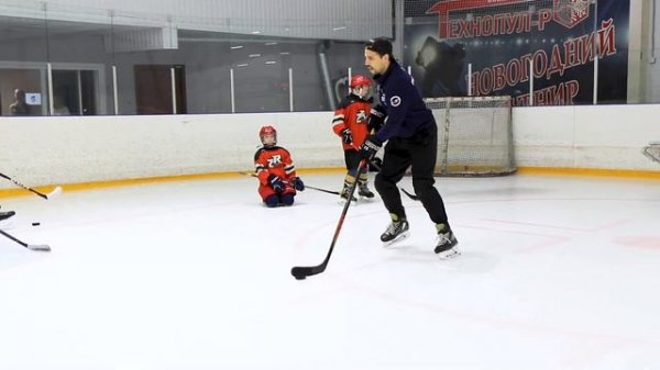 УЧИМСЯ КОНТРОЛИРОВАТЬ ШАЙБУ, ОБЫГРЫВАЯ СОПЕРНИКА. ОБМАННЫЕ ДВИЖЕНИЯ. ВАЖНО! ПРИ ВЫПОЛНЕНИИ ФИНТОВ!