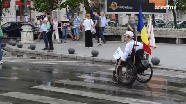 Marșurile mentalităților paralele: Marșul Normalității vs. Bucharest Pride смотреть онлайн