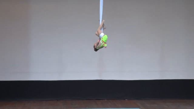 Воздушная гимнастика (гамак). Диана выступает на соревновании. Выступление по воздушной акробатике смотреть онлайн