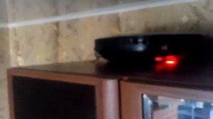 Робот пылесос LG убирается на шкафу