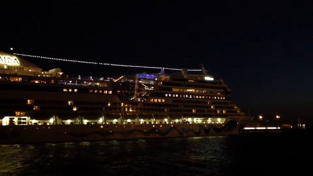 AIDA MAR выход круизного лайнера ночью из СанктПетербурга смотреть онлайн