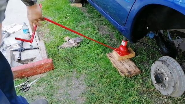 Калина - Слива, часть 2. Установка заднего бампера и задних локеров без саморезов в арки. смотреть онлайн