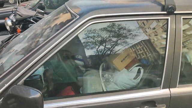 Склад запчастей и прочего барахла в салоне автомобилей на парковке прямо в центре Еревана))) Жесть! смотреть онлайн