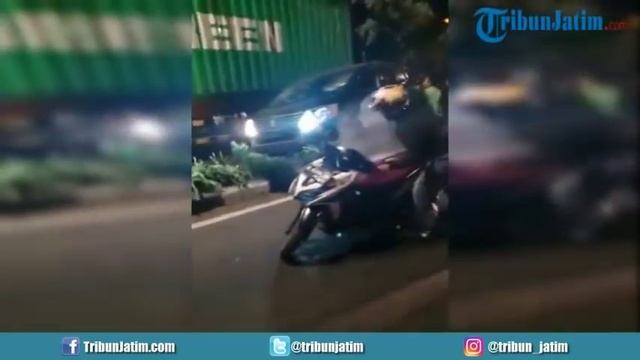 Mobil Alphard Diamuk Massa Usai Tabrak Lari di HR Muhammad Surabaya смотреть онлайн