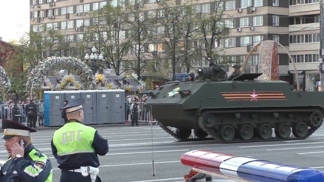 Военная техника следует по Тверской улице на ночную репетицию парада смотреть онлайн