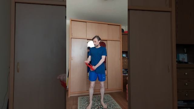 Качаем бицепс  с помощью  кольцевой резинки.