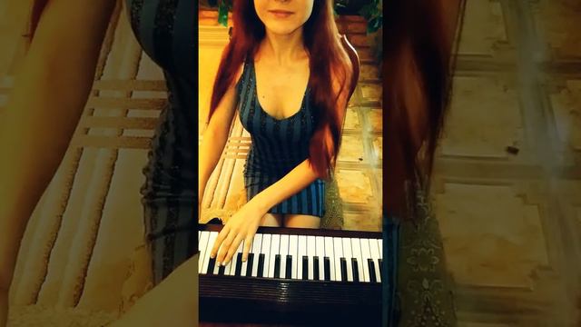 ДЕВУШКА ИГРАЕТ НА ПИАНИНО { JOhN NeWmAN-LoVE Me AgAiN } смотреть онлайн