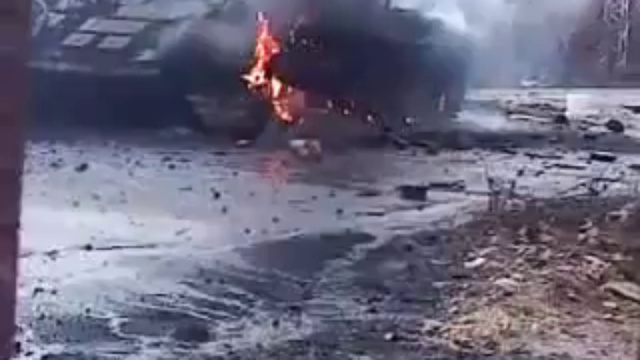 Горящий сирийский танк Т-55 в г. Забадани. Сирия смотреть онлайн