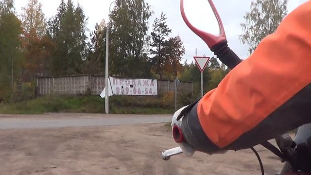 #МотоМаня заводит мотороллер Муравей. Запуск прогретого двигателя двумя способами. Влетел в горку!) смотреть онлайн