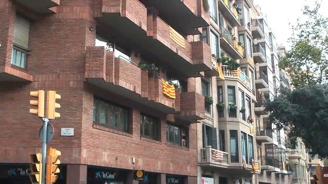 Идем до собора Sagrada Familia смотреть онлайн