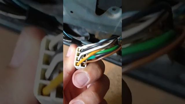 Достаем провода из разъема ВАЗ 2114