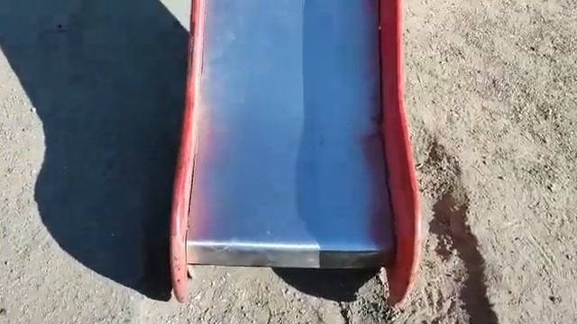 Негде играть. Разбитая детская площадка и тротуары на проспекте Айтматова в Бишкеке смотреть онлайн