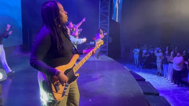 "Praise" Elevation Worship, Brandon Lake, Chris Brown, Chandler Moore Bass Cover смотреть онлайн